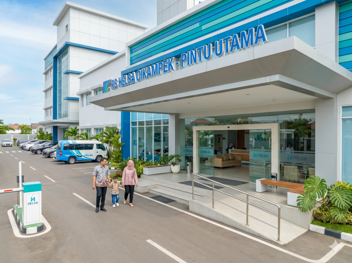 Pintu masuk rumah sakit Helsa dengan area drop-off yang nyaman