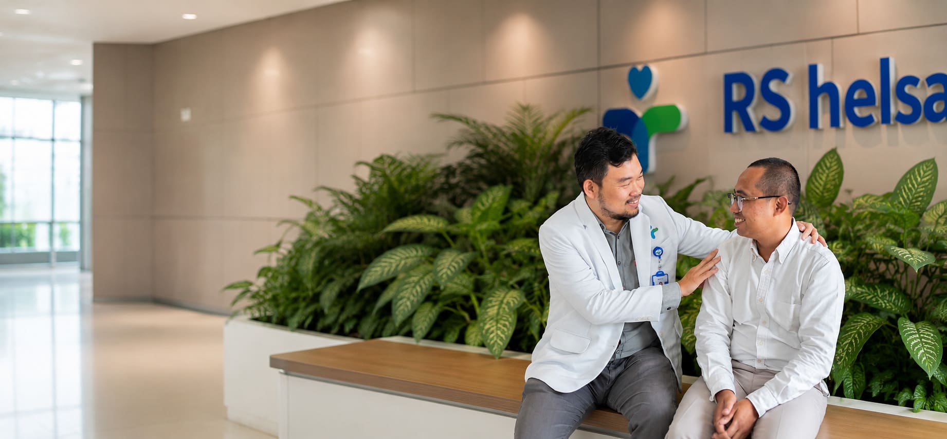 Dokter dan Pasien RS Helsa